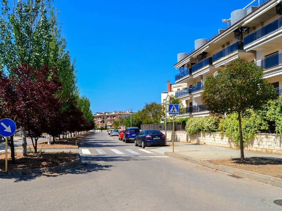 Building, Plant, Property, Window, Land Lot, Urban Design, Landscape, Neighbourhood, Grass, Leisure
