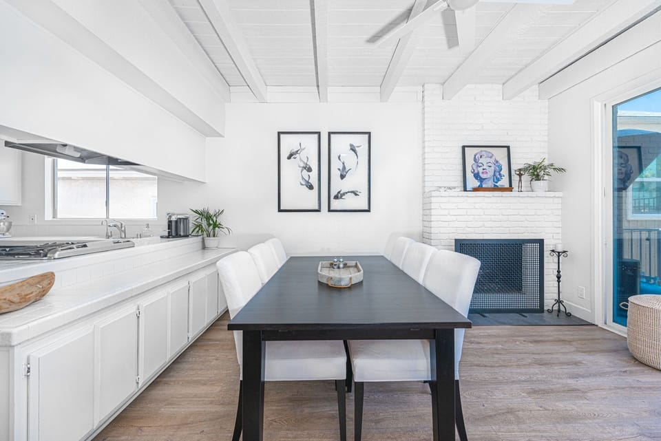 The upper level's dining table includes seating for 6-8.
                