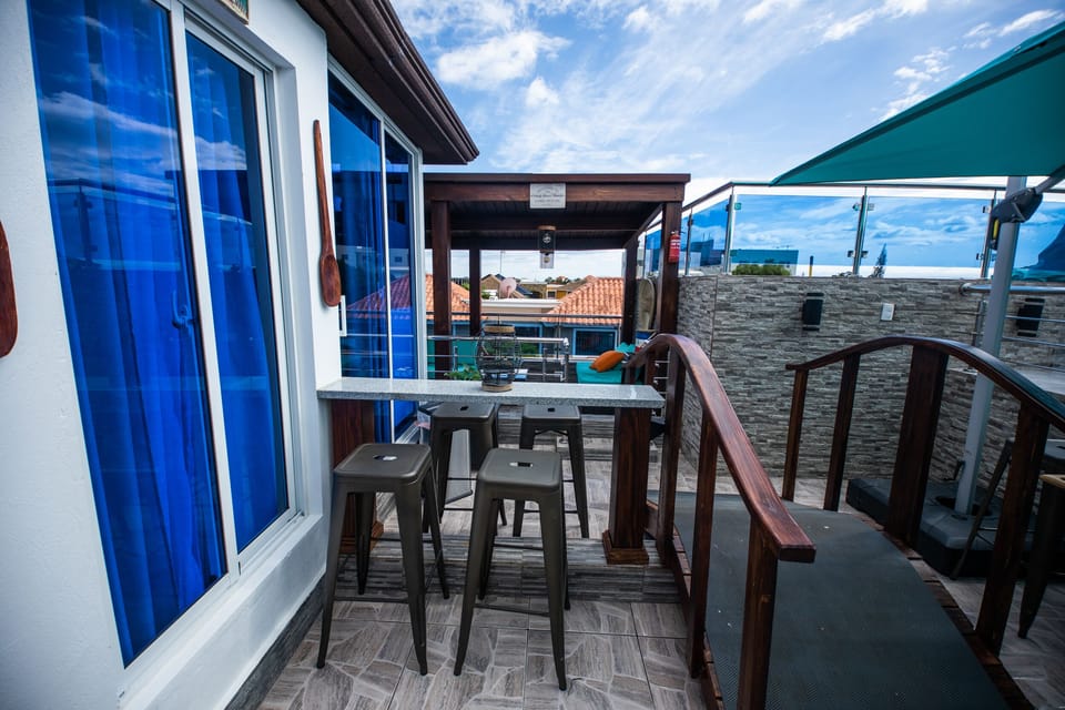 Pequeño bar para disfrutar un trago o comer 