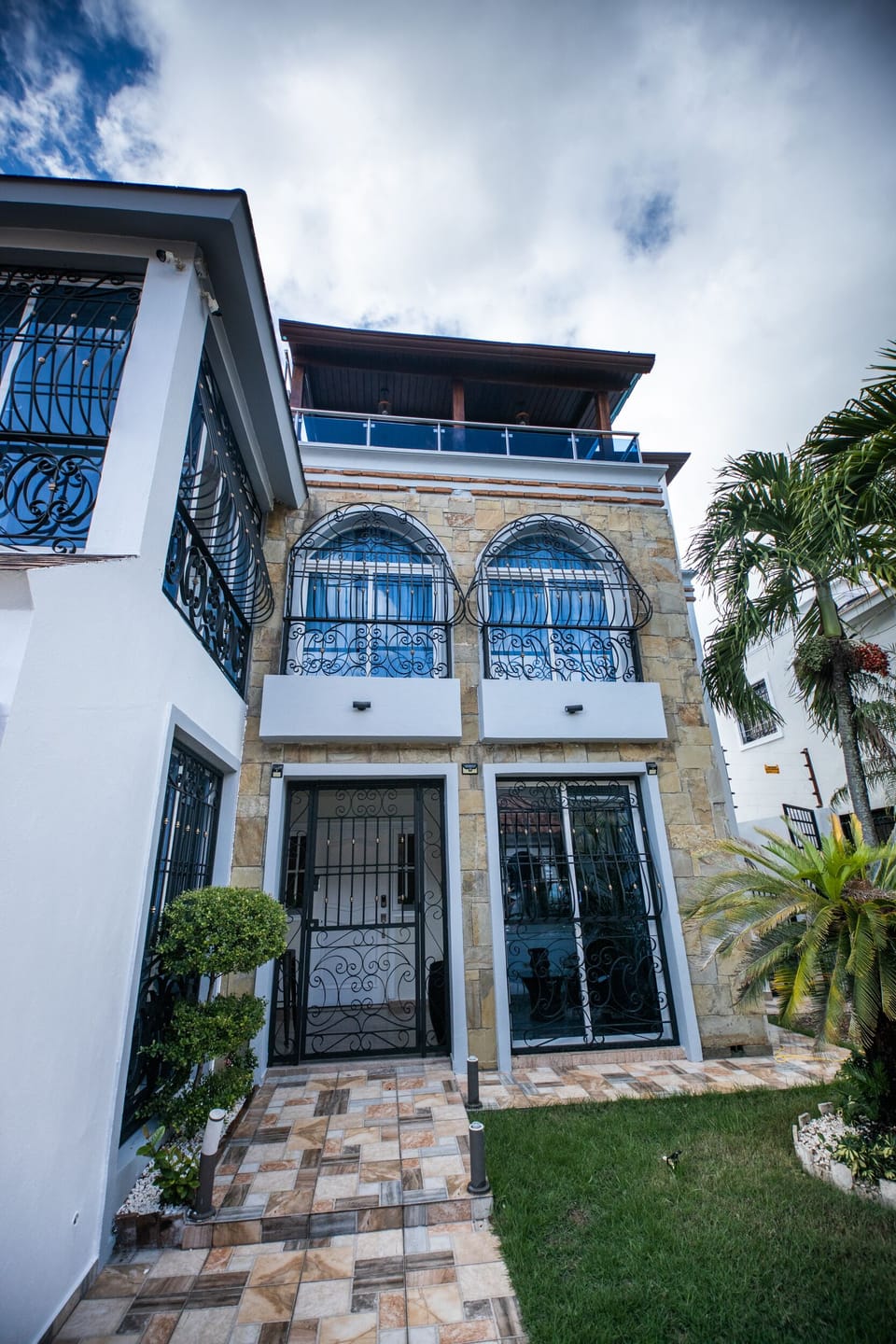 Entrada para subir a su destinos que está mano derecha  para ir a la 3ra planta 