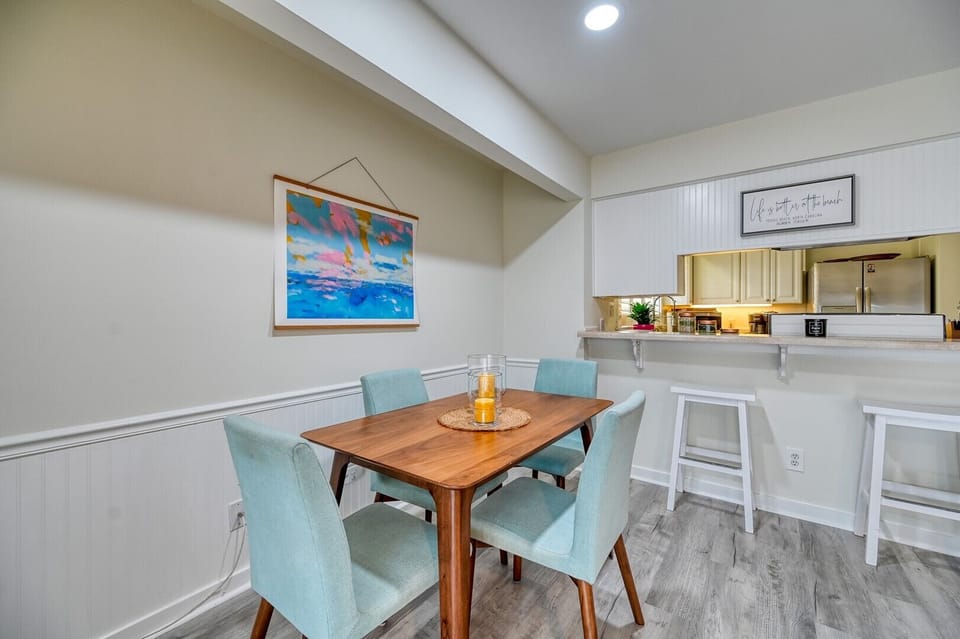 Dining area with bar seating
