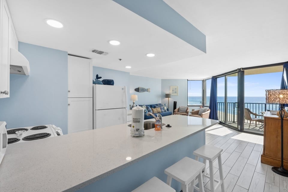 LIGHT AND BRIGHT YOU WILL LOVE THIS BEACH THEMED CONDO ABOVE IT ALL