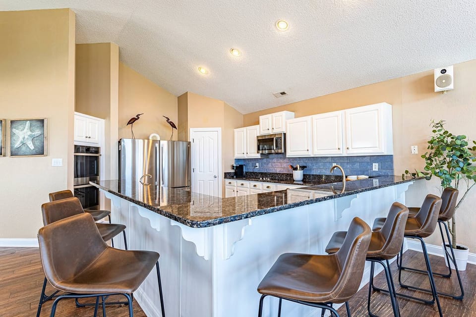 Kitchen w/Bar Seating