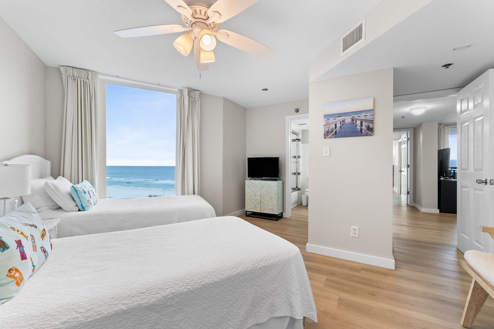 Guest Bedroom-Two Twins