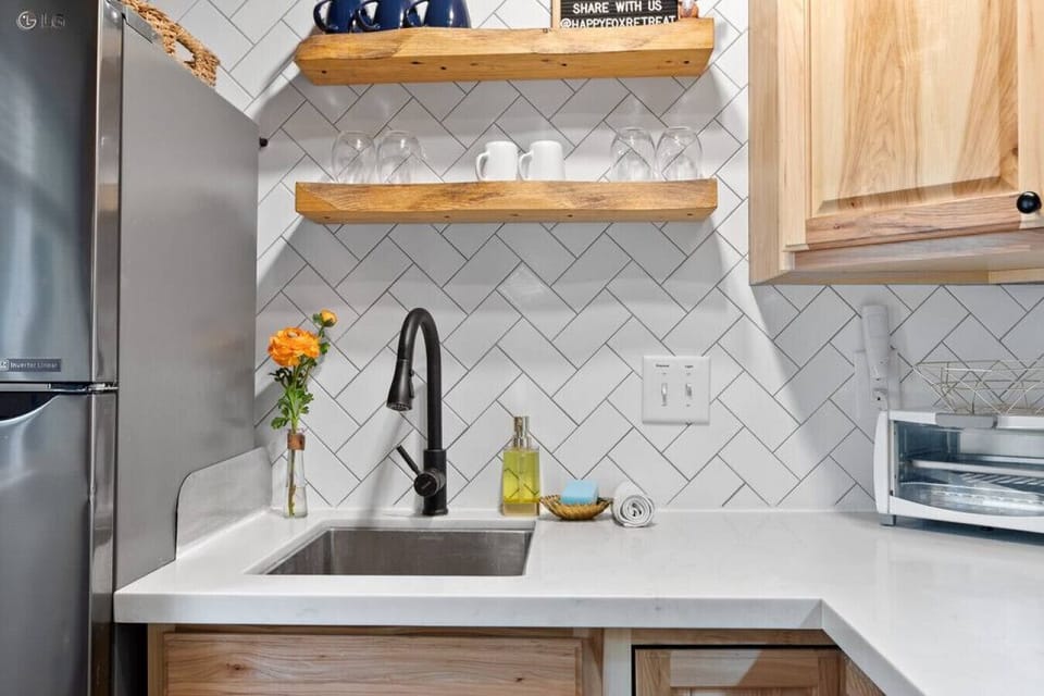 Prep drinks & appetizers in style. Herringbone patterns, quartz counters & live edge wood complement your cooking space.