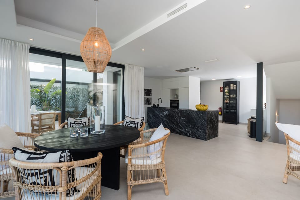 Large open space with livingroom, dining and kitchen