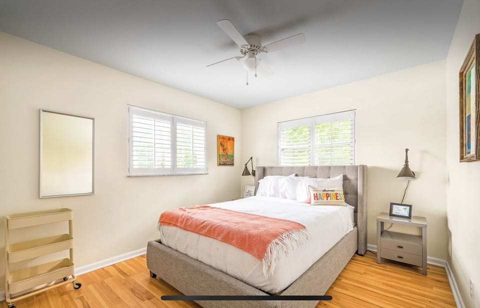 Guest room 2 with queen bed