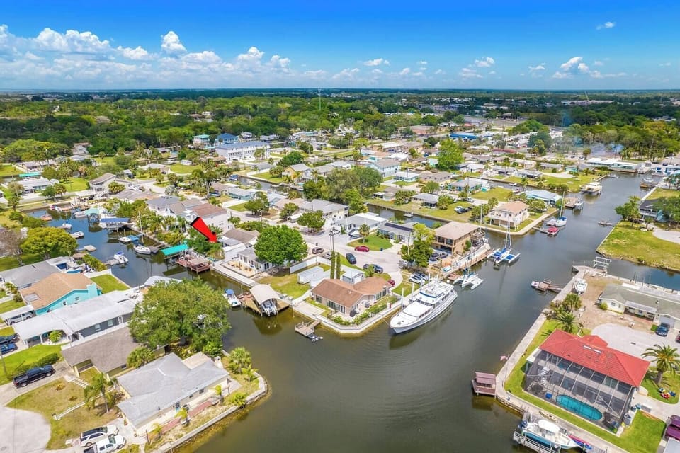 Aerial view of the neighborhood and the beautiful spots in the area surrounding the property. Who wouldn't love that? Have questions? Send us a message now!