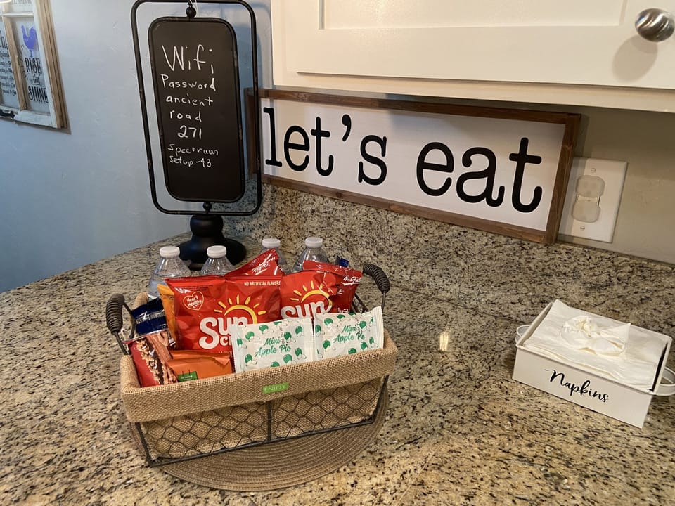 Please enjoy complimentary water and snacks. 
