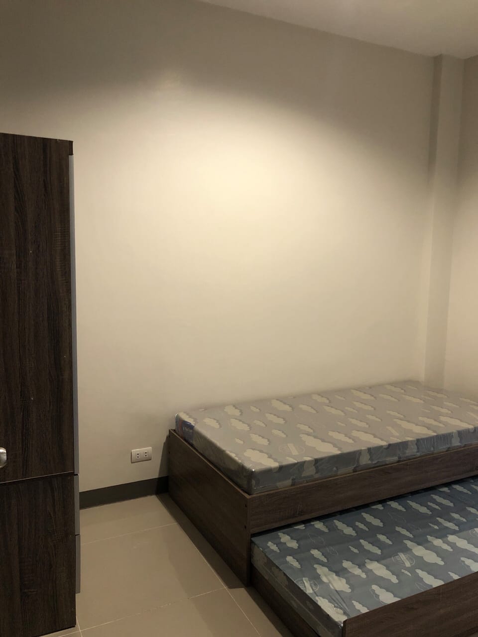 3rd bedroom with single pull out. 