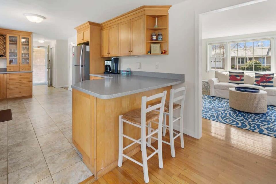 Kitchen and breakfast bar