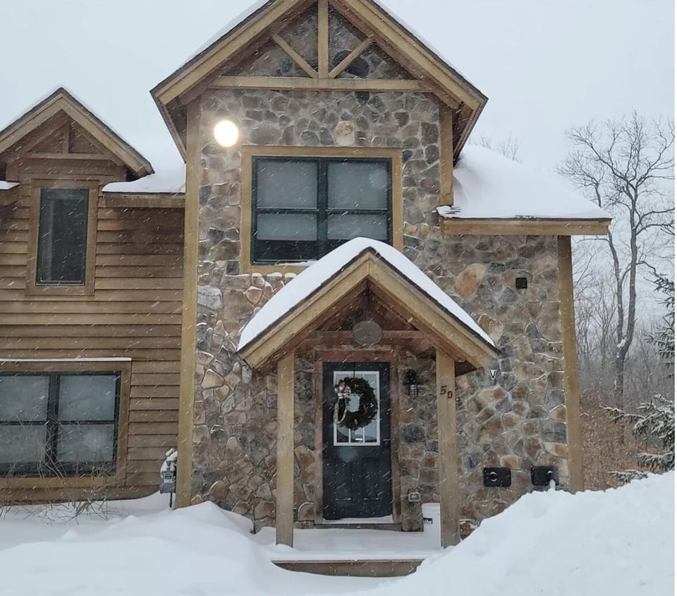 Enjoy this beautiful ski chalet! 