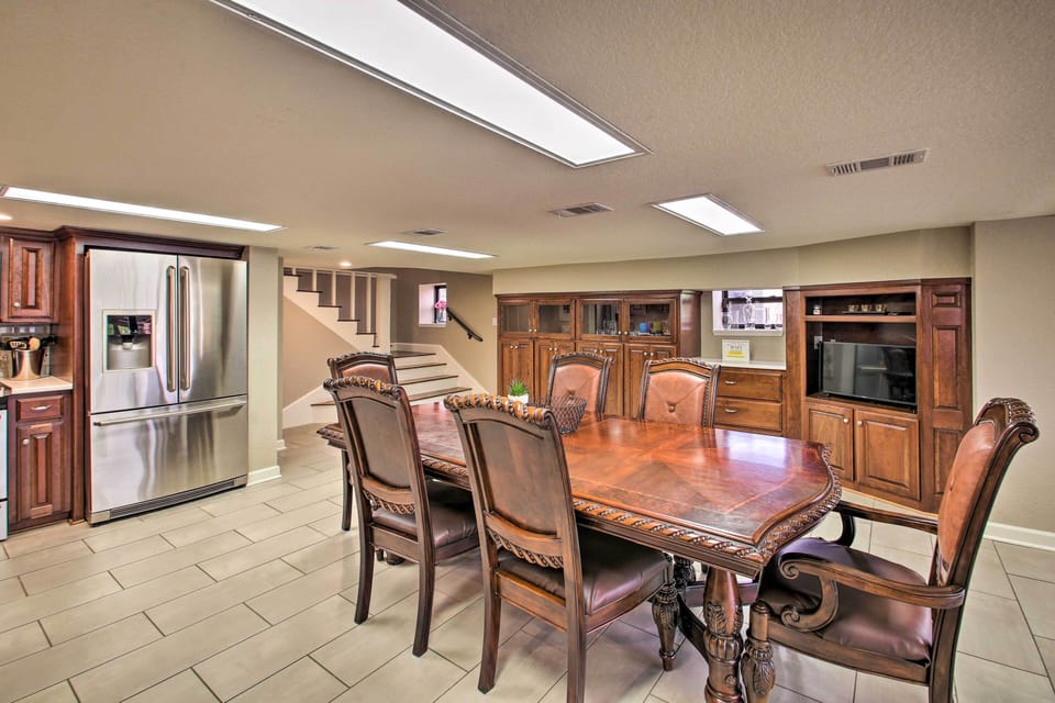 Dining Area | Dishware & Flatware Provided