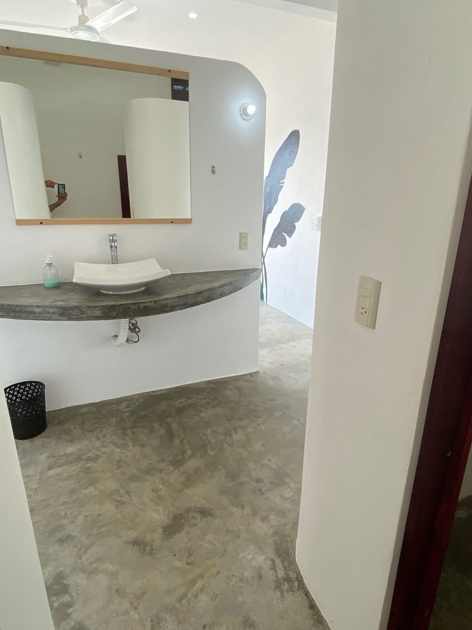 Queen suite - large bathroom with separate toilet and shower rooms