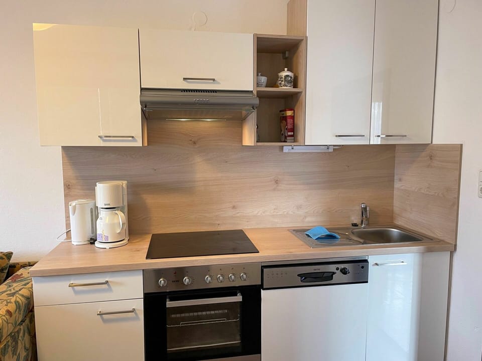 Sky, Mountain, Snow, Cloud, Highland, Slope, Outdoor Recreation, Tree, Freezing, Terrain