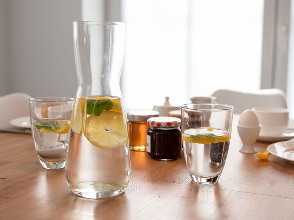 Tableware, Drinkware, Water, Ingredient, Table, Serveware, Dishware, Alcoholic Beverage
