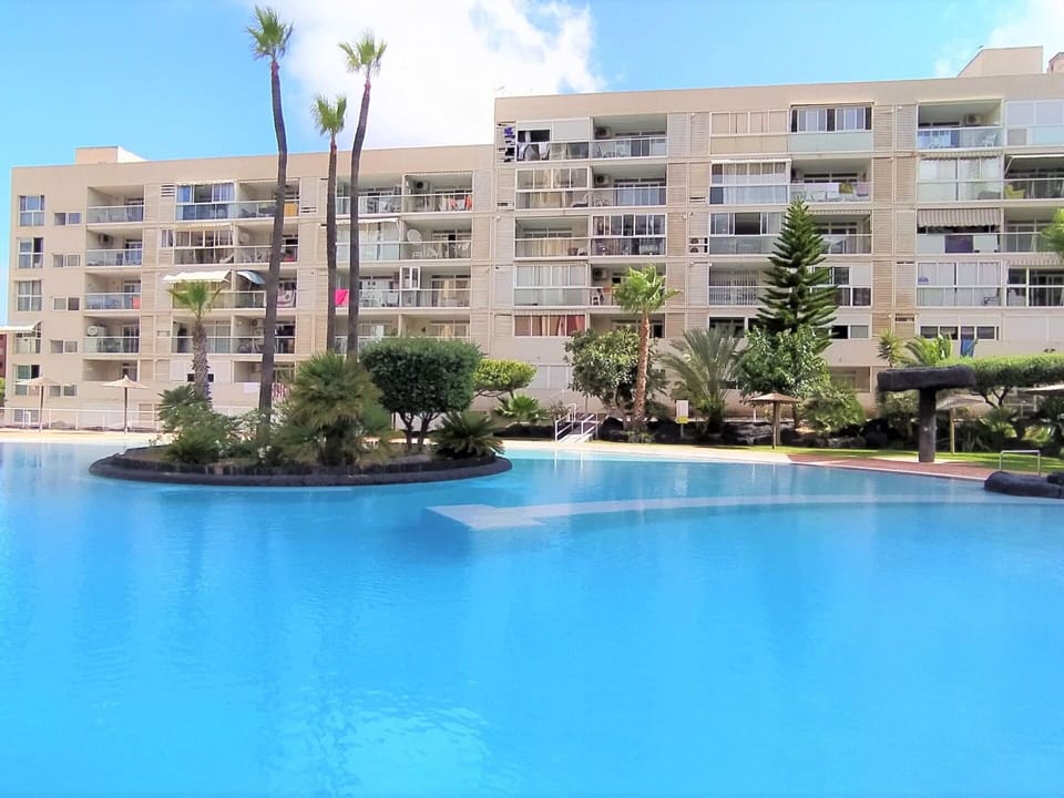 Water, Plant, Building, Sky, Window, Cloud, Azure, Swimming Pool, Tree, Urban Design
