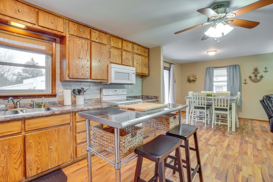 Fully Equipped Kitchen | Trash Bags & Paper Towels Provided