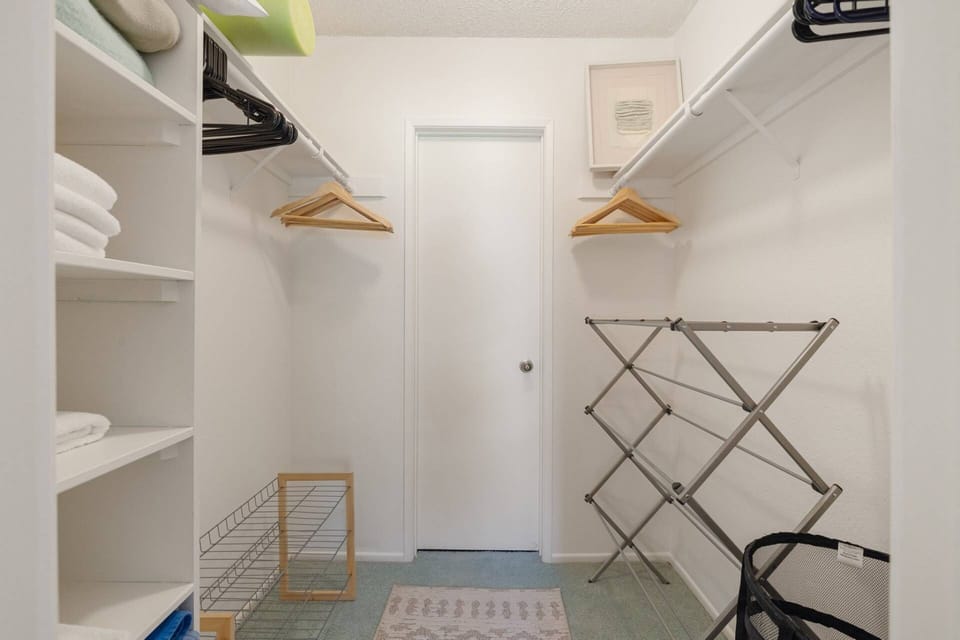 Primary Bedrooms Walk-in Closet
