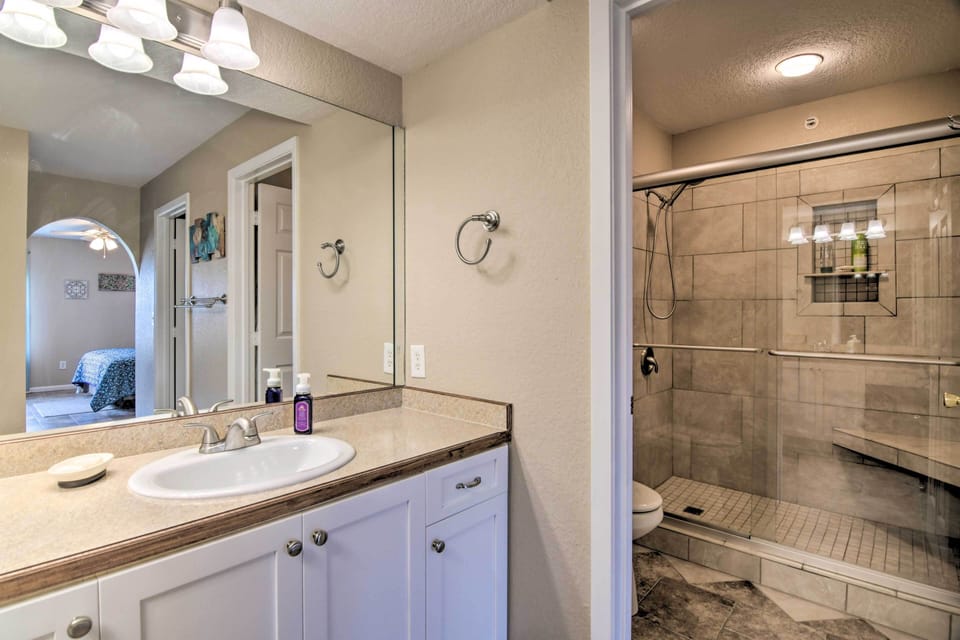 En-Suite Bathroom | Towels Provided | Complimentary Toiletries | Hair Dryer