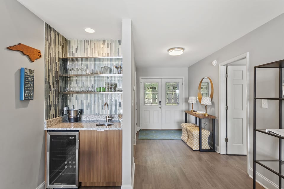 Main Level wet bar to mix up your favorite drinks.