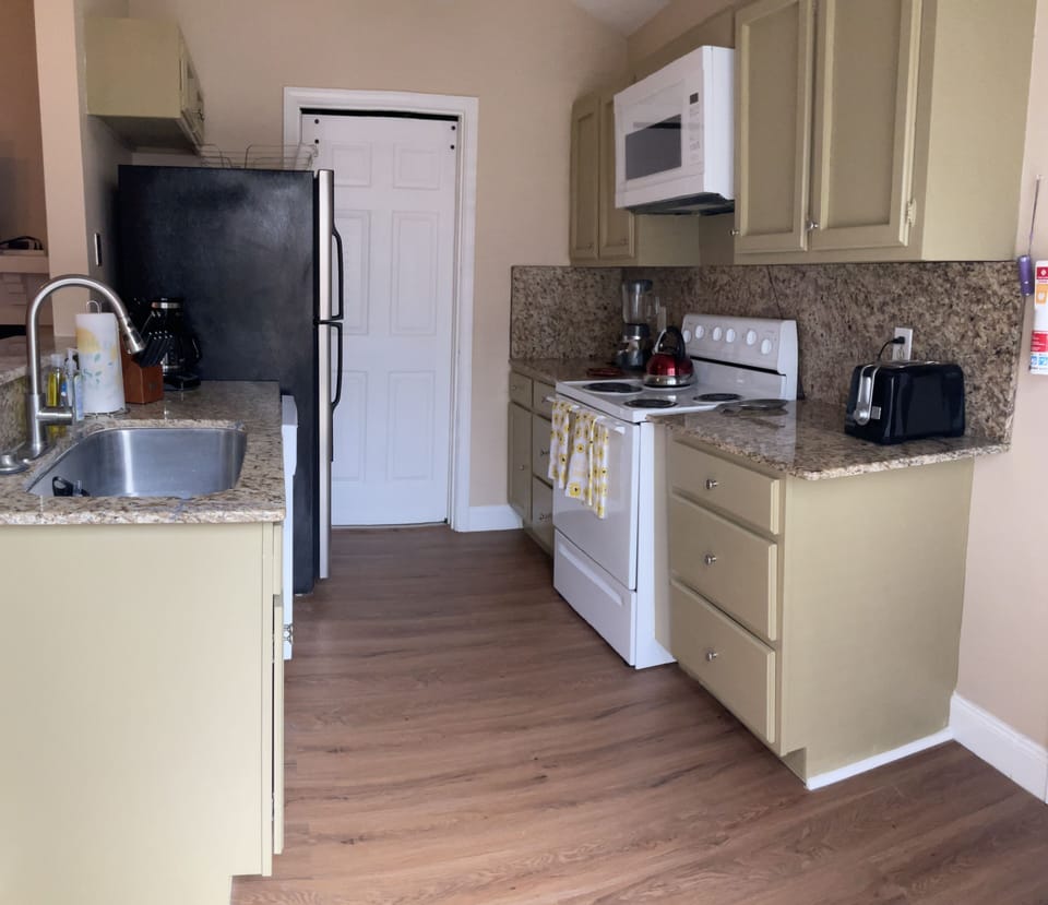 Complete kitchen with everything you need