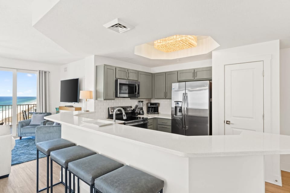 Kitchen with Breakfast Bar