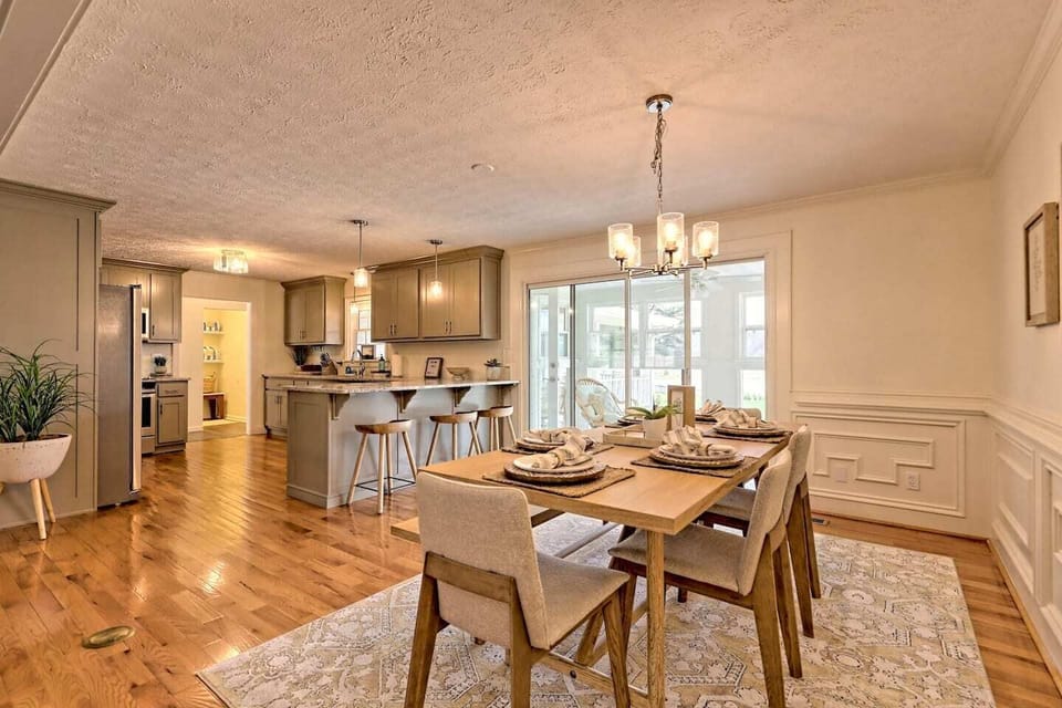Beautiful floors with a nice open floor plan of the dining, kitchen with breakfast bar. 