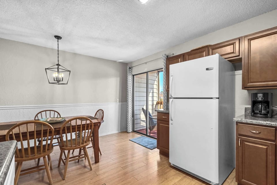 Dining/Kitchen Area