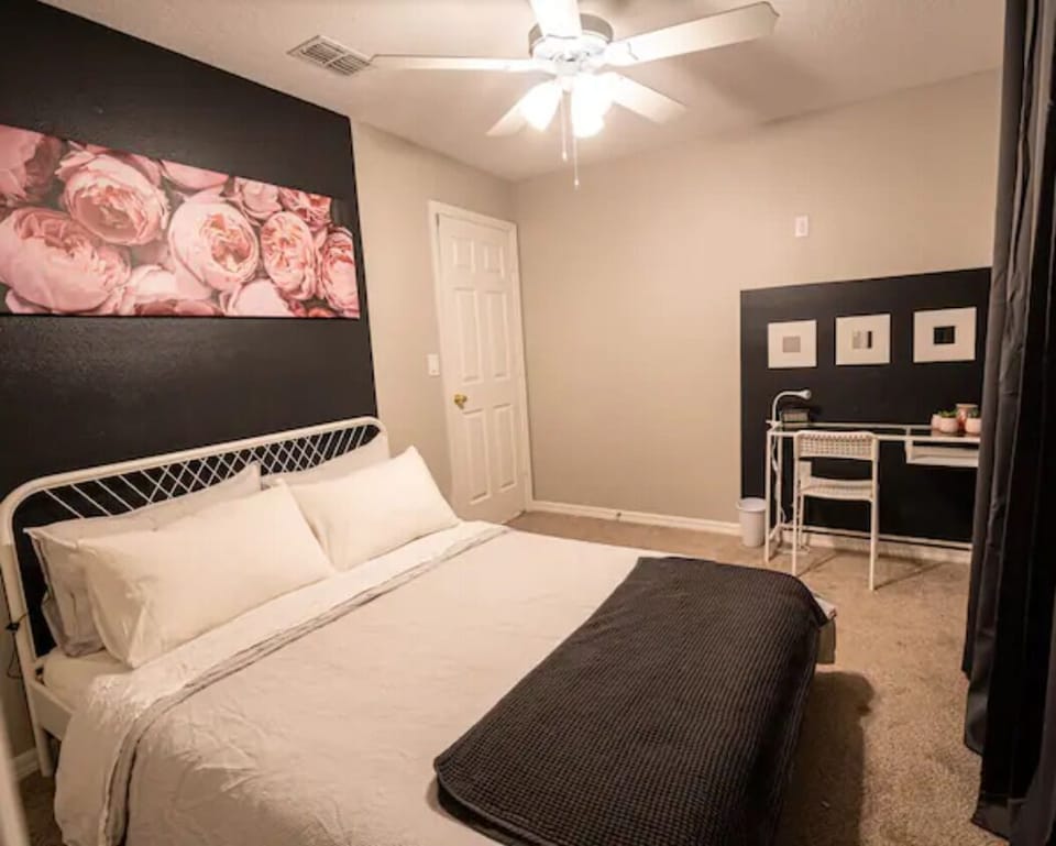 Guest room- Queen bed, Small walk in closet and black out blinds
