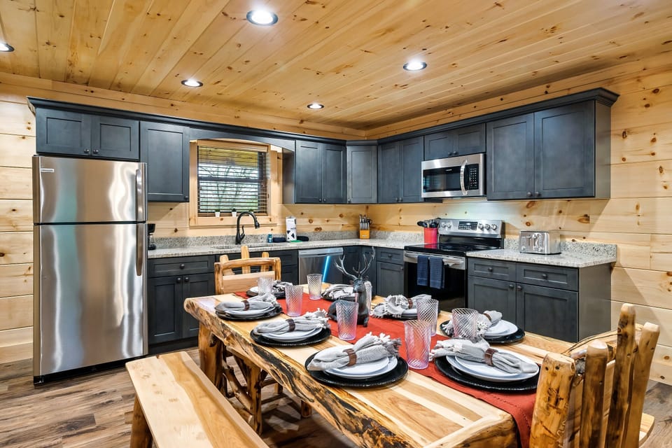 A fully equipped kitchen and gorgeous live-edge table — dinner at the cabin never looked so good