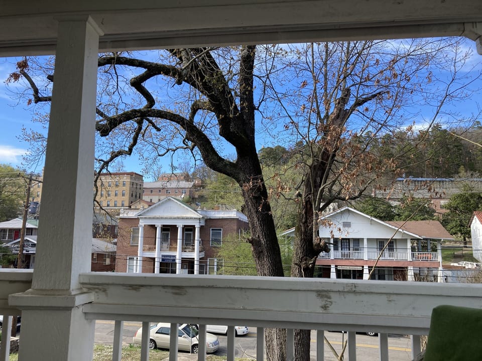 WALK 2 blocks to dining, spas, or hike Hot Springs Mountain, Gulpha Gorge