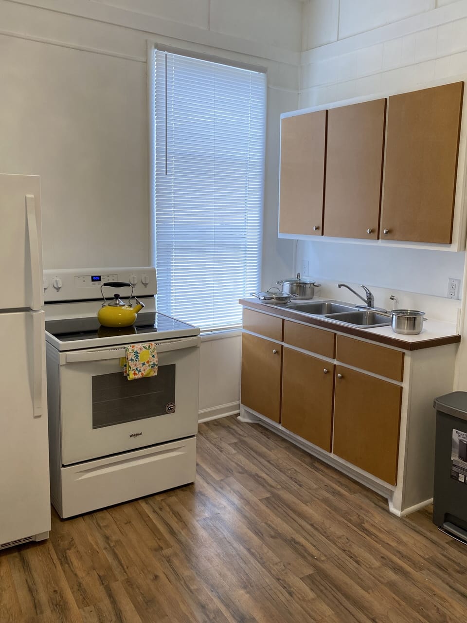 full kitchen, fully stocked dishes and pans