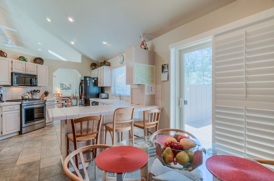 Kitchen and Breakfast nook area