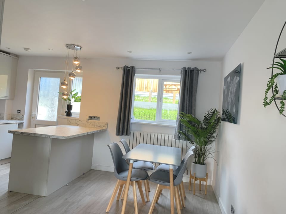 Open plan kitchen diner and lounge,
WM dishwasher, wine cooler,
fridge + freezer