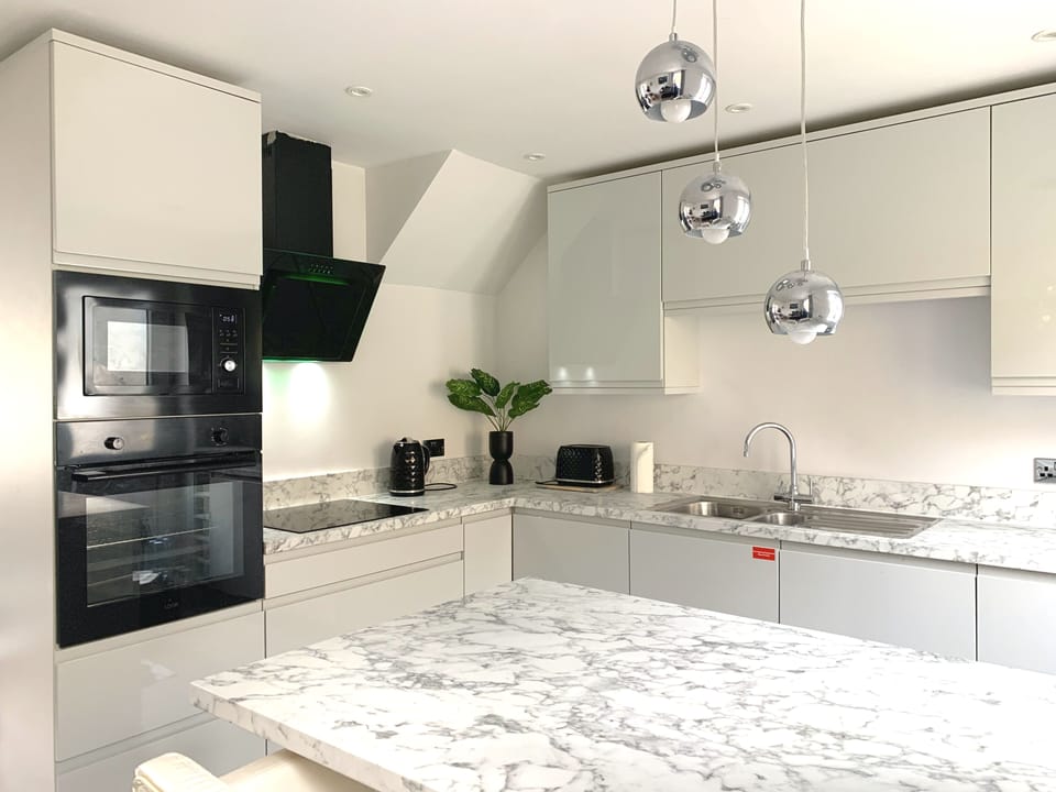 Open plan kitchen diner and lounge,
WM dishwasher, wine cooler,
fridge + freezer