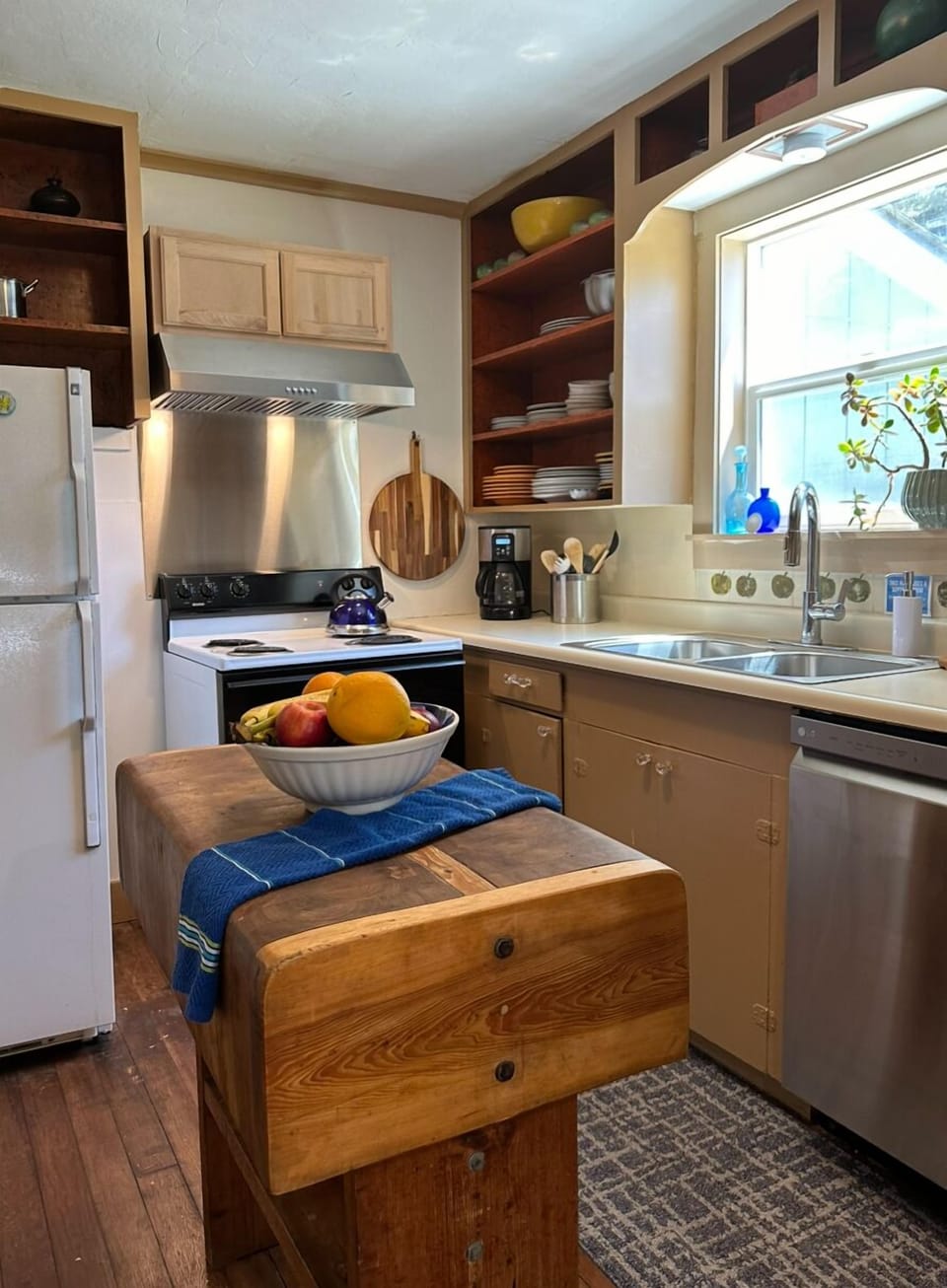 Full kitchen with dishwasher
