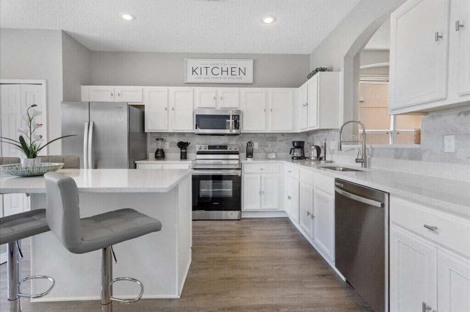 1270 Seasons Blvd (8).jpg