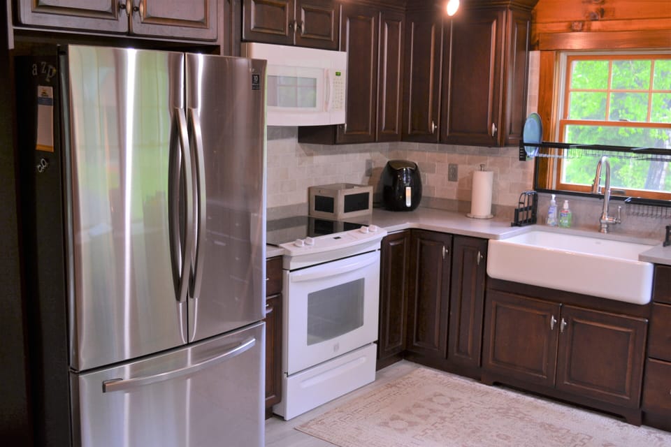 Fully equipped kitchen, frig w/ice maker,  air fryer & more   