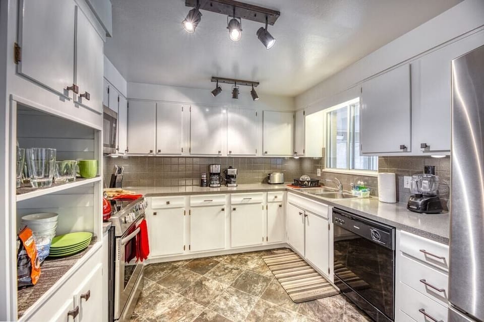 Fully equipped beautiful, modern kitchen with coffee maker, blender, toaster etc