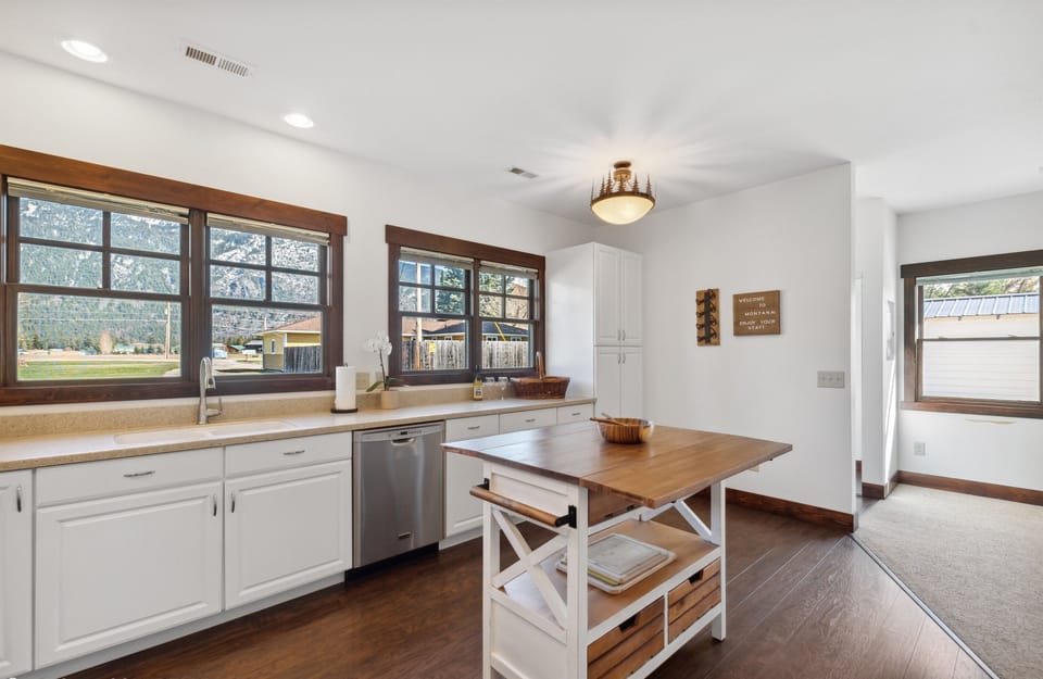 Sunlit space with mountain views, perfect for culinary adventures!