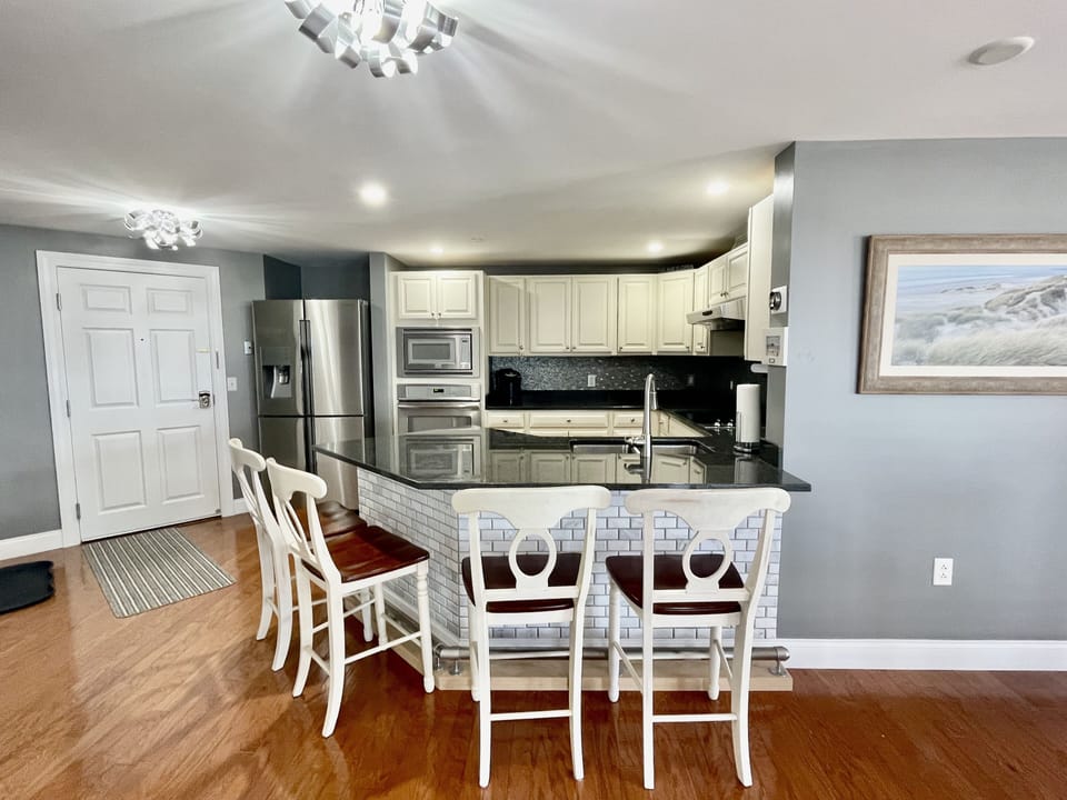 Fully applianced kitchen with peninsula 