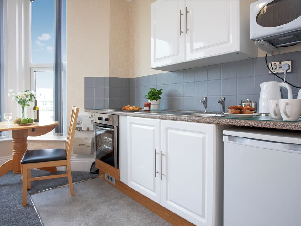 Kitchen | Apartment 9 Bedford Holiday Flats - Bedford Holiday Flats, Paignton