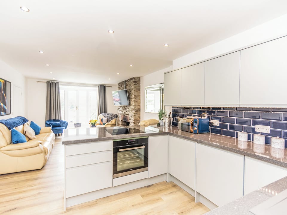 Kitchen area | 3 Mount Pleasant - River View Cottages, Looe