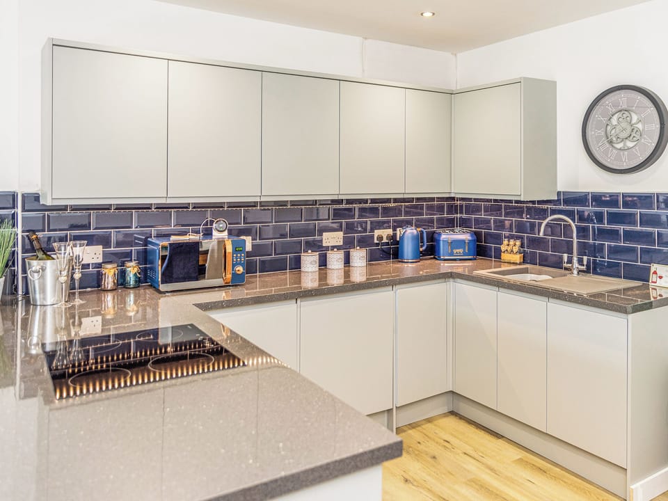 Kitchen area | 3 Mount Pleasant - River View Cottages, Looe