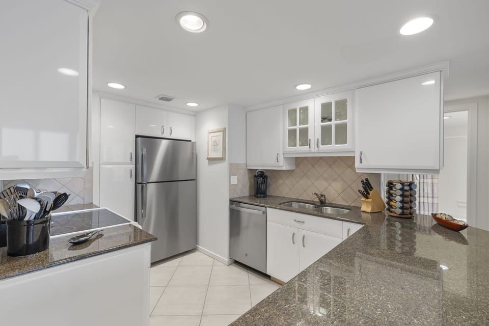 Well-appointed kitchen with everything you could need for entertaining.