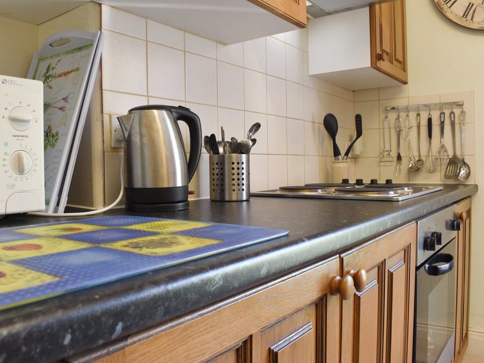 Kitchen | Burlington - Gunns Apartments, Lynton