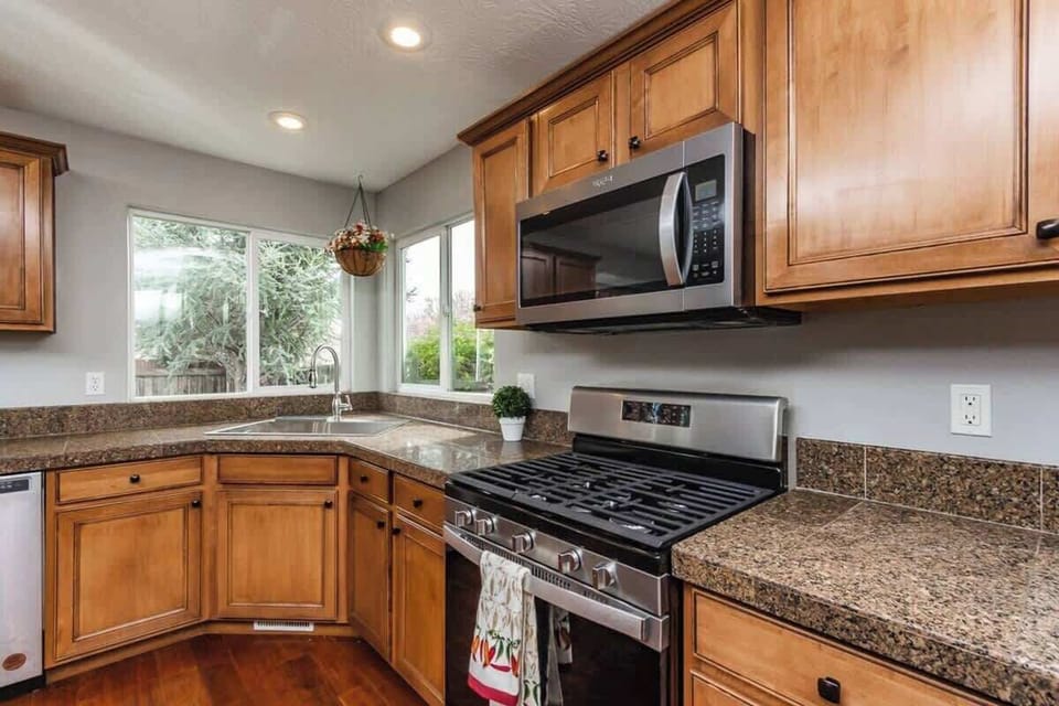 Brand new (April 2022) oven and microwave