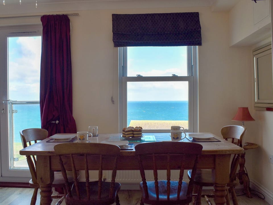 Dining Area | Seaview Apartment21 Spinnakers, Newquay