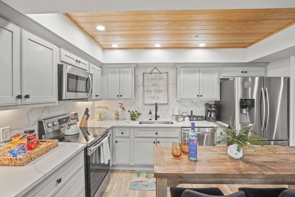 Full Kitchen with everything you need to make any meal.